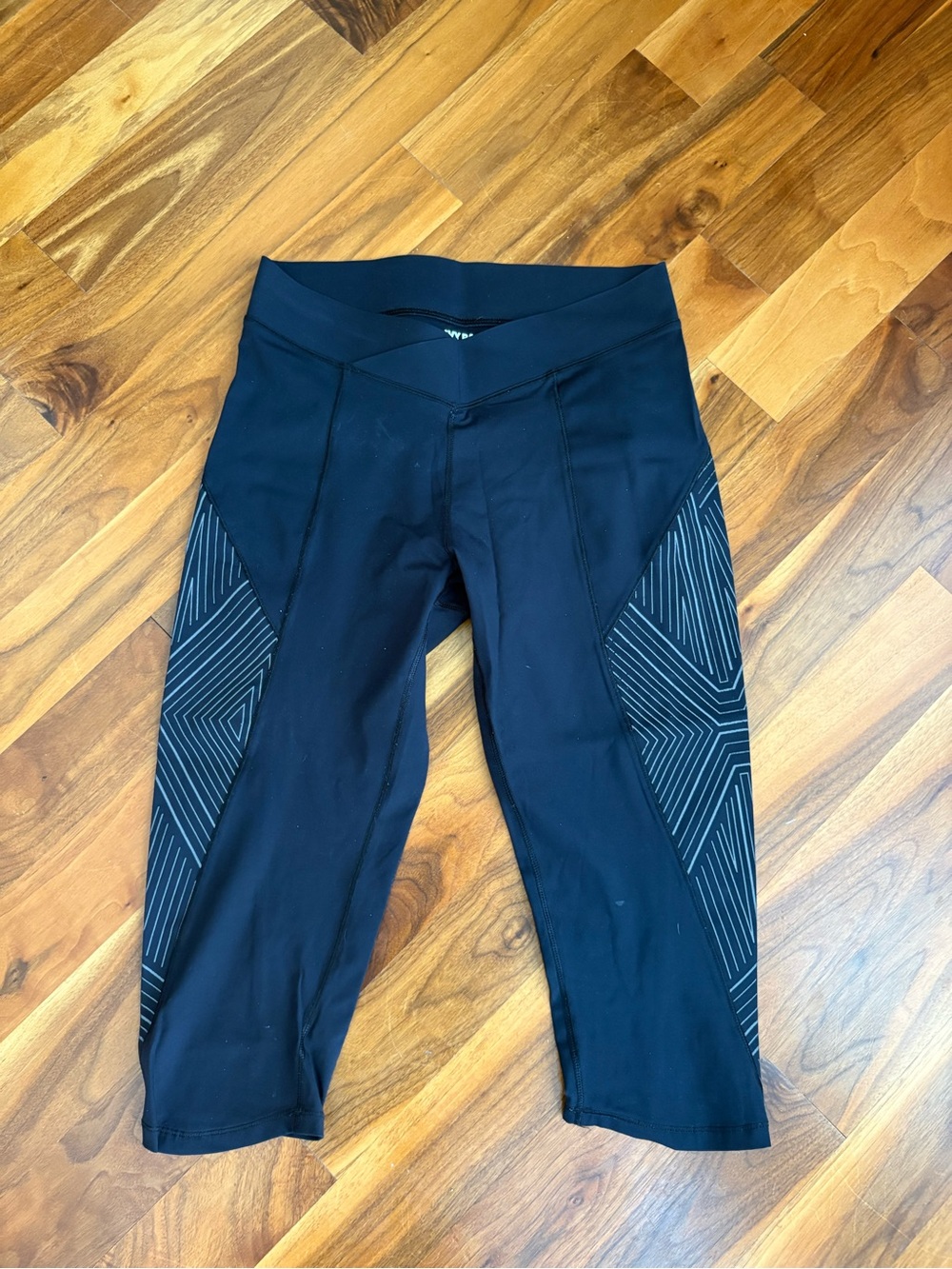 Ivy Park V-Waistband Reflective Capri Leggings, USED